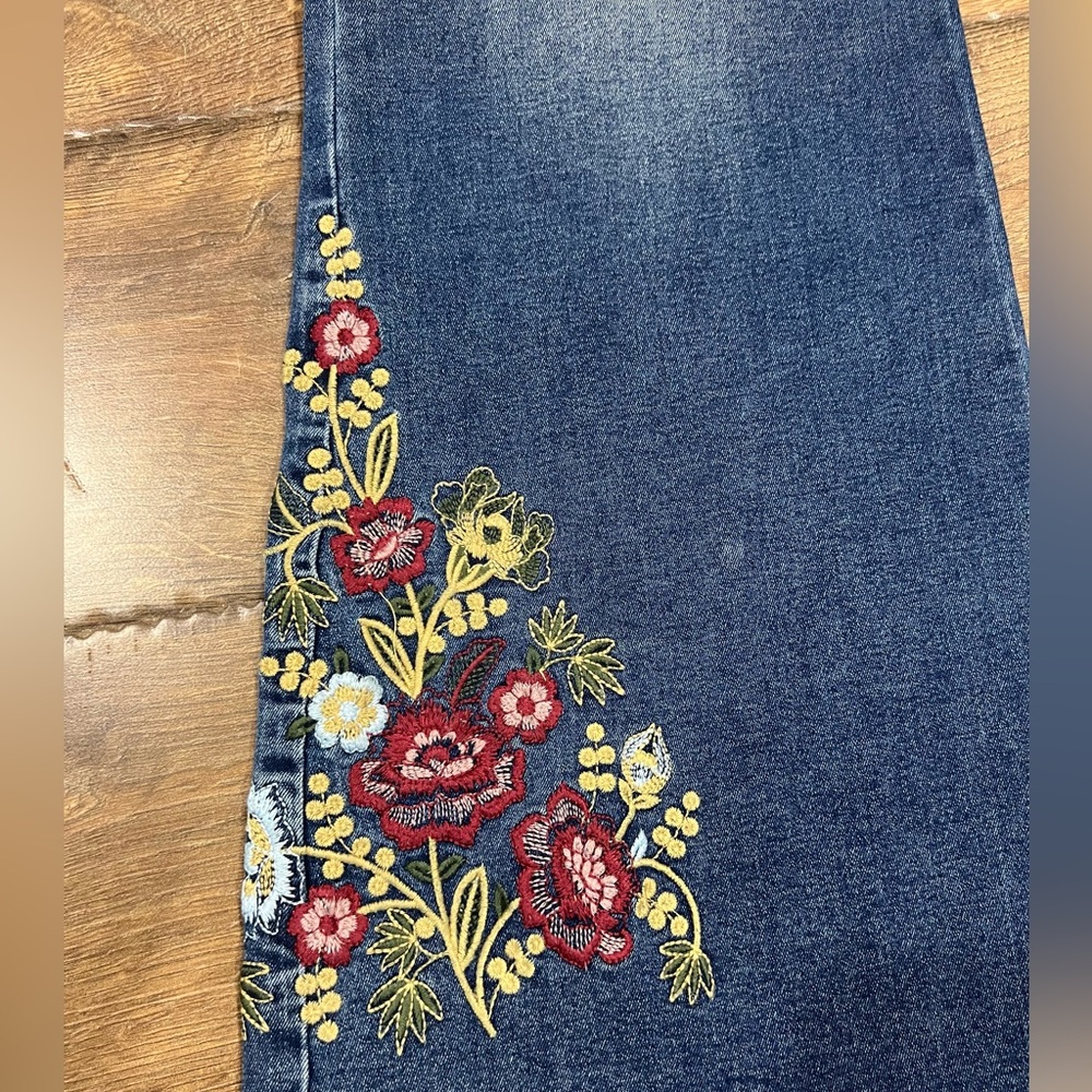 Oak & Vine High Rise Flare Leg Five Pockets Embroidered Jeans. Size 20 - Picture 3 of 5